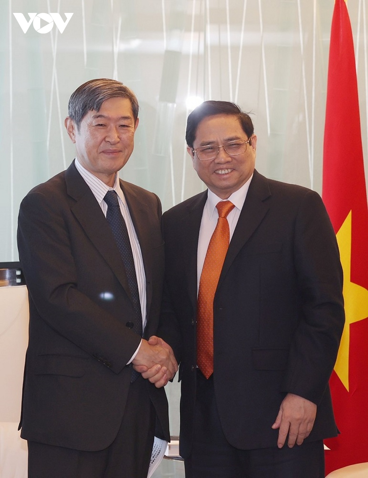 Prime Minister Pham Minh Chinh (R) and JICA President