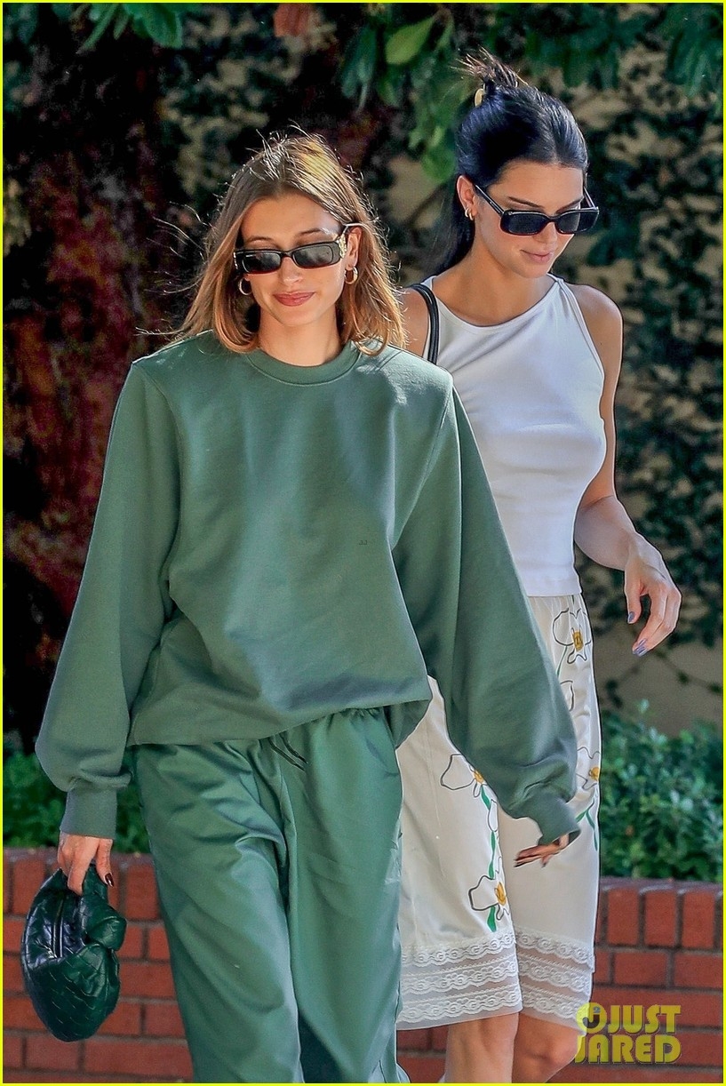 kendall jenner xinh dep di an trua cung ban than hailey baldwin hinh anh 1