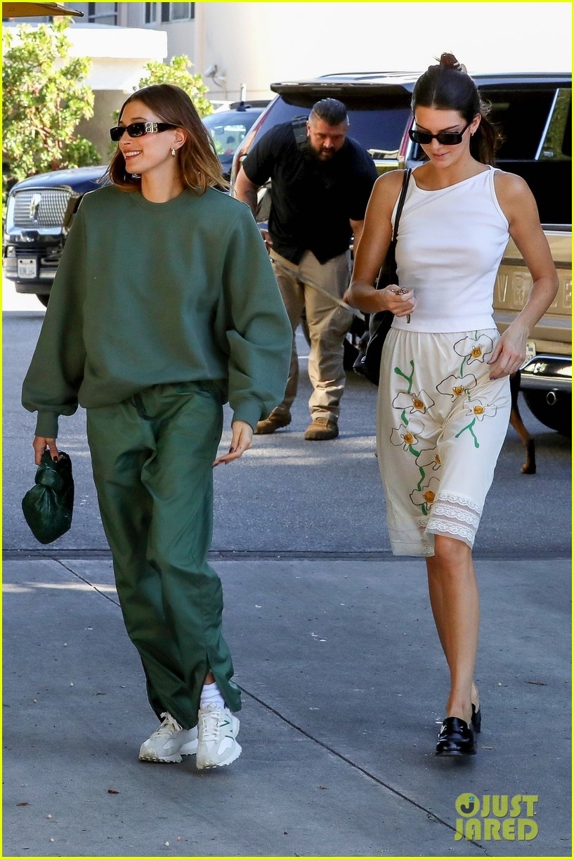 kendall jenner xinh dep di an trua cung ban than hailey baldwin hinh anh 3
