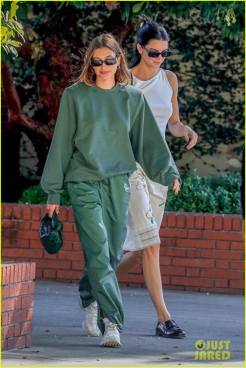 kendall jenner xinh dep di an trua cung ban than hailey baldwin hinh anh 4