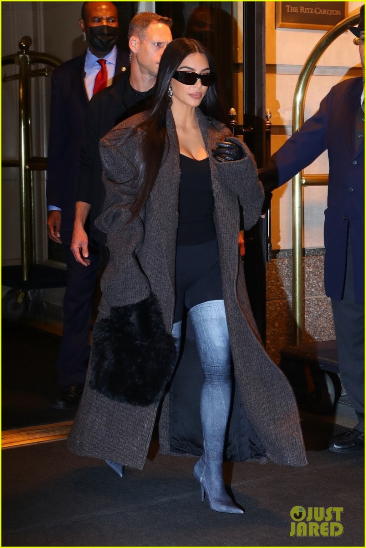 kim kardashian dien dam bo khoe body nong bong ra pho hinh anh 5