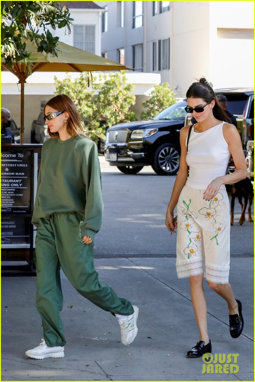 kendall jenner xinh dep di an trua cung ban than hailey baldwin hinh anh 7