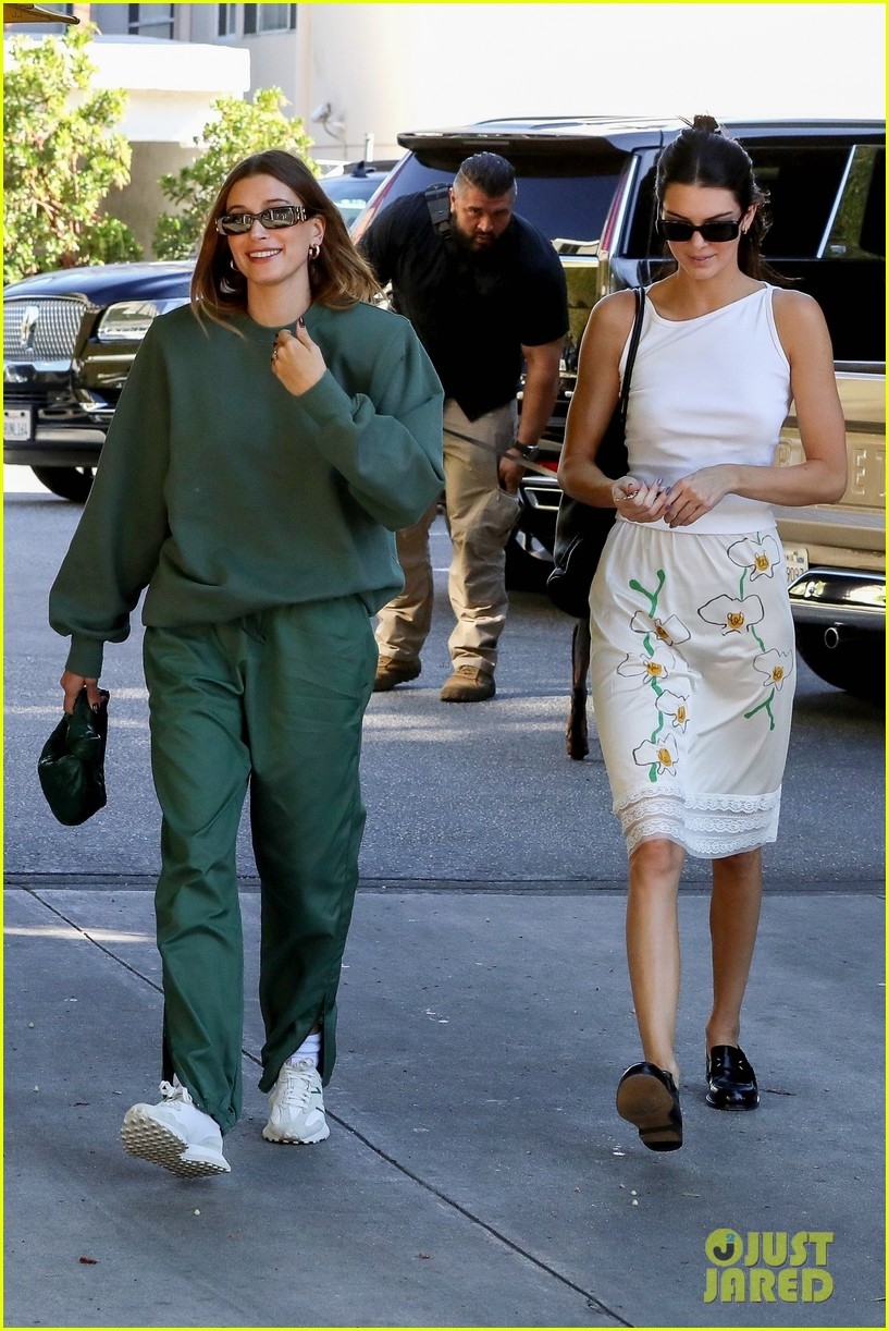 kendall jenner xinh dep di an trua cung ban than hailey baldwin hinh anh 8
