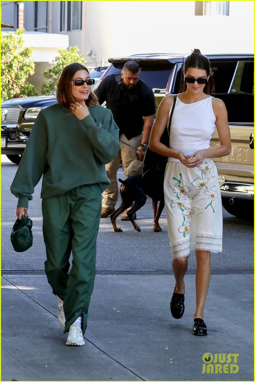 kendall jenner xinh dep di an trua cung ban than hailey baldwin hinh anh 9