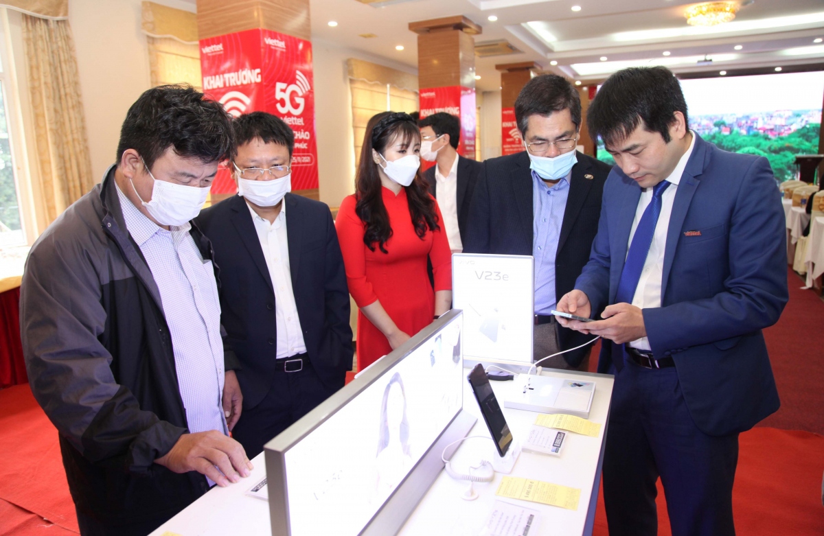 Khách mời trải nghiệm sóng 5G Viettel tại sự kiện khai trương