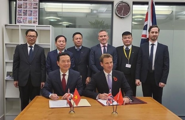 Minister of Information and Communications Nguyen Manh Hung (L) and the UK’s Parliamentary Under Secretary of State at the Department for Digital, Culture, Media and Sport Chris Philp sign a Letter of Intent on cooperation in digital economy and digital.