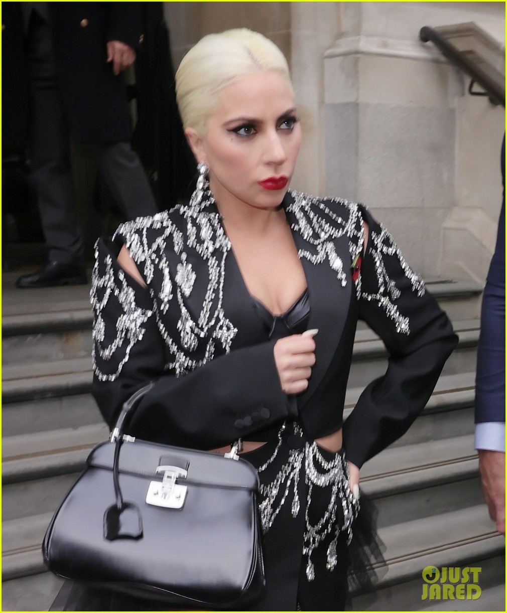 lady gaga dien trang phuc dinh pha le sang trong ra pho hinh anh 8