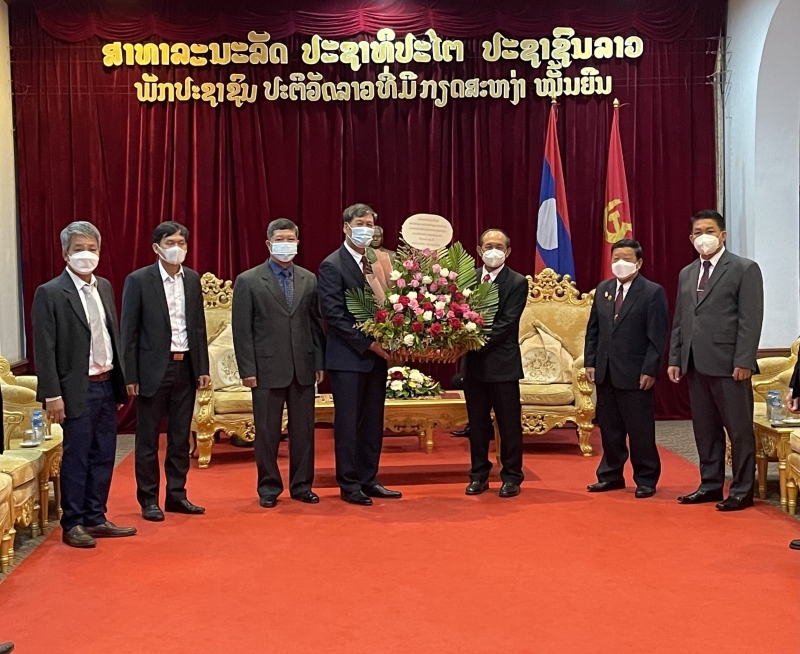 Tổng Lãnh sự Nguyễn Đăng Hùng (trái) chúc mừng Đảng bộ, Chính quyền và nhân dân tỉnh Luangprabang nhân dịp kỷ niệm 46 năm Quốc khánh CHDCND Lào.