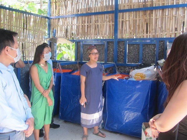 Local residents in Tan Thanh village in Hoi An ancient town begin waste sorting at source by introducing a Material Recovery Facility. (Photo: Hoang Vy/ VNS)