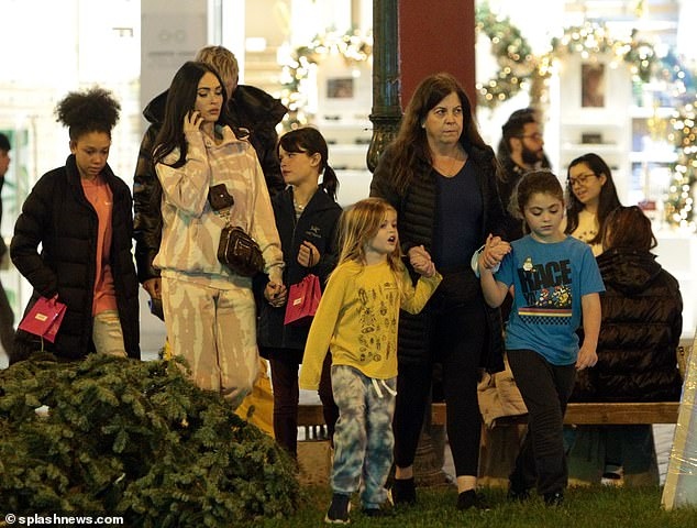Megan Fox và Machine Gun Kelly cùng các con riêng của cô đang có kỳ nghỉ thú vị ở Hy Lạp.