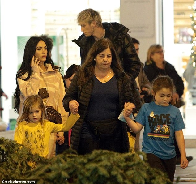 megan fox xinh dep di choi cung ban trai tai hy lap hinh anh 3