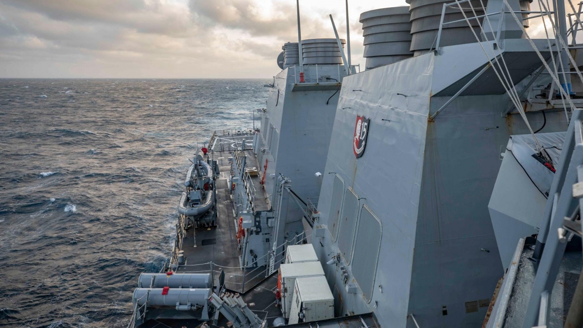 Tàu khu trục USS Milius đi qua eo biển Đài Loan ngày 23/11. Ảnh: Hải quân Mỹ