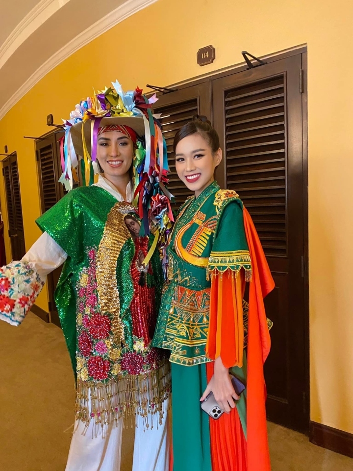 Do Thi Ha (R)‘s national costume draws inspiration from Dong Ho folk paintings as it helps her to introduce Vietnamese culture to the world.