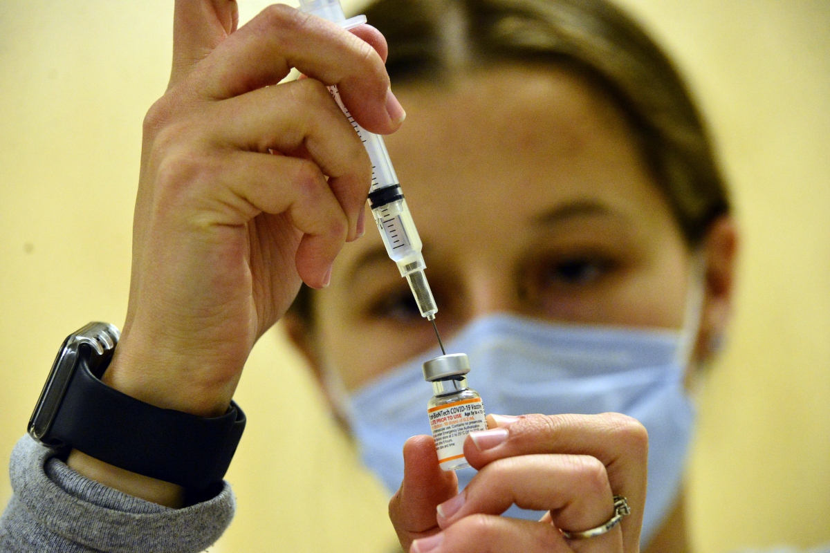 Nhà Trắng lên kế hoạch tăng tốc sản xuất 1 tỷ liều vaccine ngừa Covid-19 hàng năm. Ảnh: AP