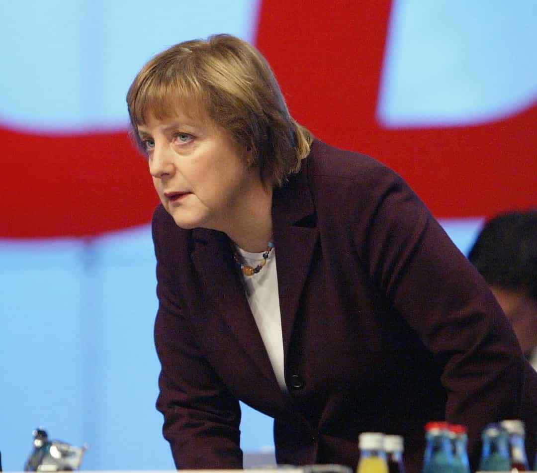 Nữ Thủ tướng Đức Angela Merkel từng làm người phục vụ đồ uống cocktail trong thời gian học đại học. "Tôi nhận được 30 pfennig cho mỗi ly rượu", bà nói với người viết tiểu sử. 