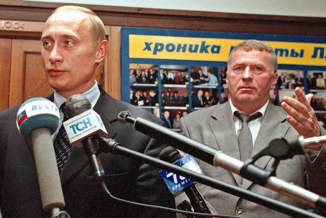 Tổng thống Nga Vladimir Putin từng làm việc tại KGB (Ủy ban An ninh Quốc gia Liên Xô) trong 16 năm. Năm 1991, ông Putin rời KGB và bắt đầu bước chân vào con đường chính trị. 