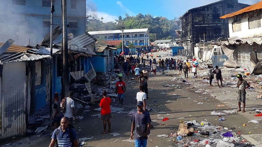 Người biểu tình tụ tập gần các dãy nhà đang cháy trong khu phố của người Hoa tại thủ đô của Quần đảo Solomon (Ảnh: Getty).