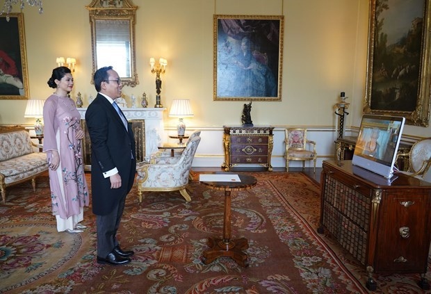 vietnamese ambassador presents credentials to queen elizabeth ii picture 1