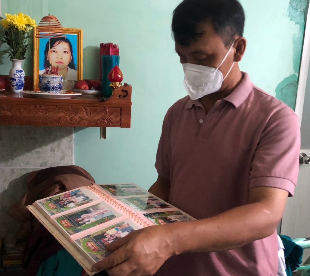 Nguyen Quoc Dung has often opened his family album to commemorate his wife, a nurse who had died of COVID-19 after taking care of F0 cases in hospital. 