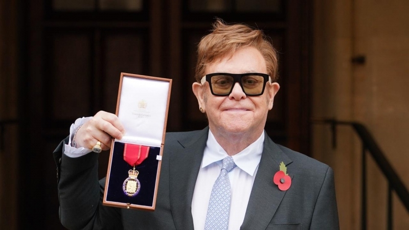 Sir Elton John nhận Huân chương danh dự. (Ảnh: KT)