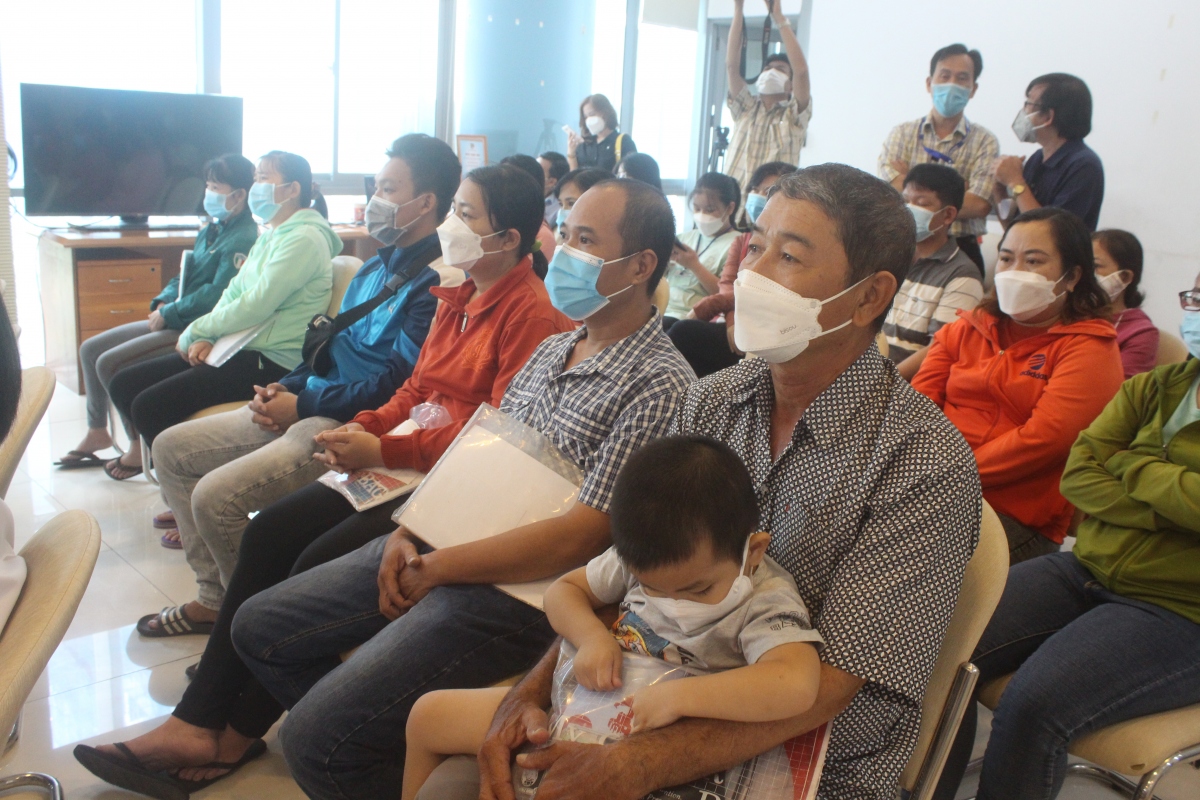 Nhiều em nhỏ được gia đình đưa đến nhận bảo trợ đợt này.