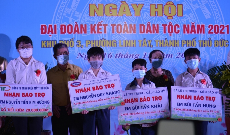 bi thu thanh uy tp.hcm du ngay hoi Dai doan ket toan dan toc tai tp thu Duc hinh anh 4