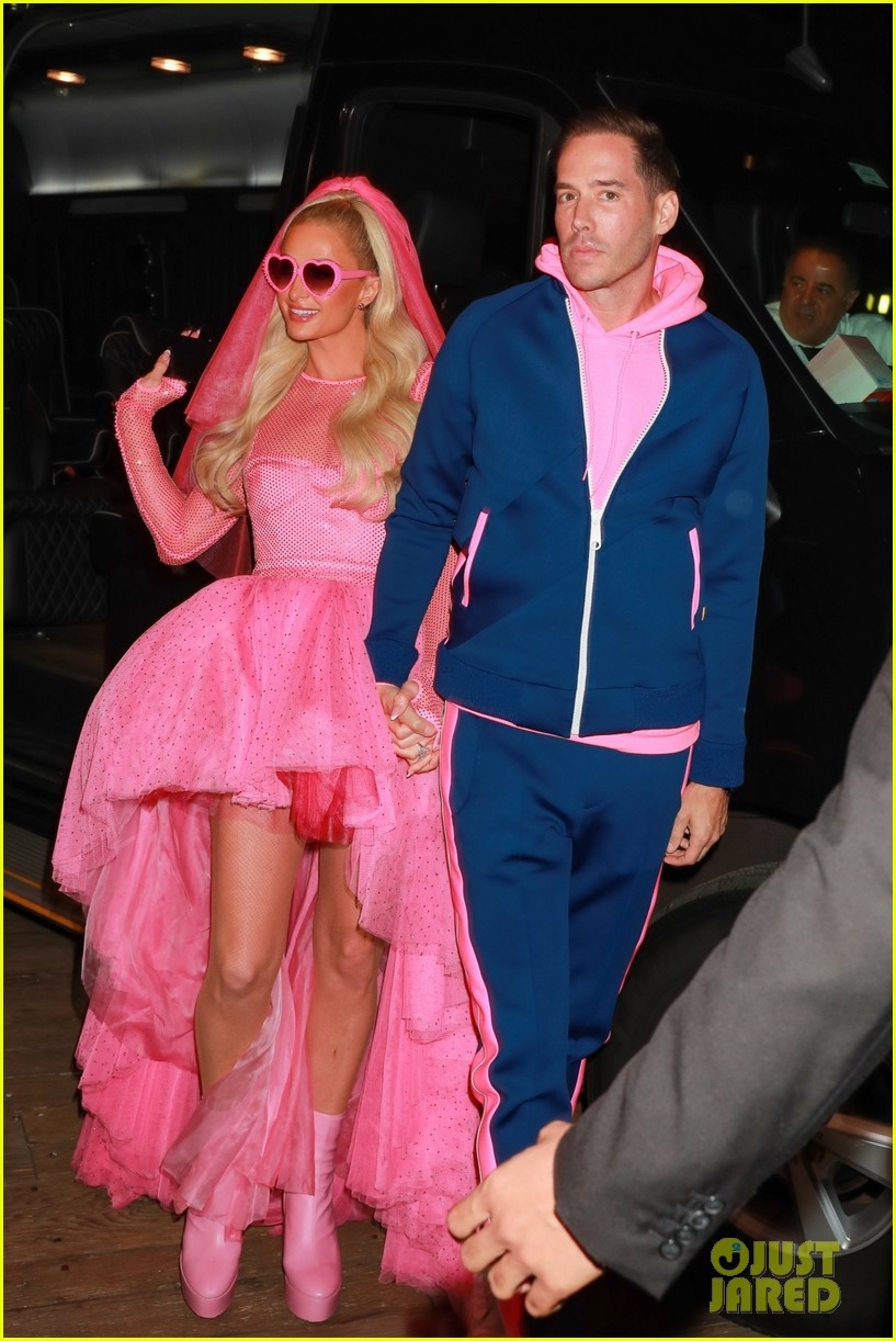 paris hilton dien vay cuoi hong ruc, to chuc tiec mung tren ben tau santa monica hinh anh 1