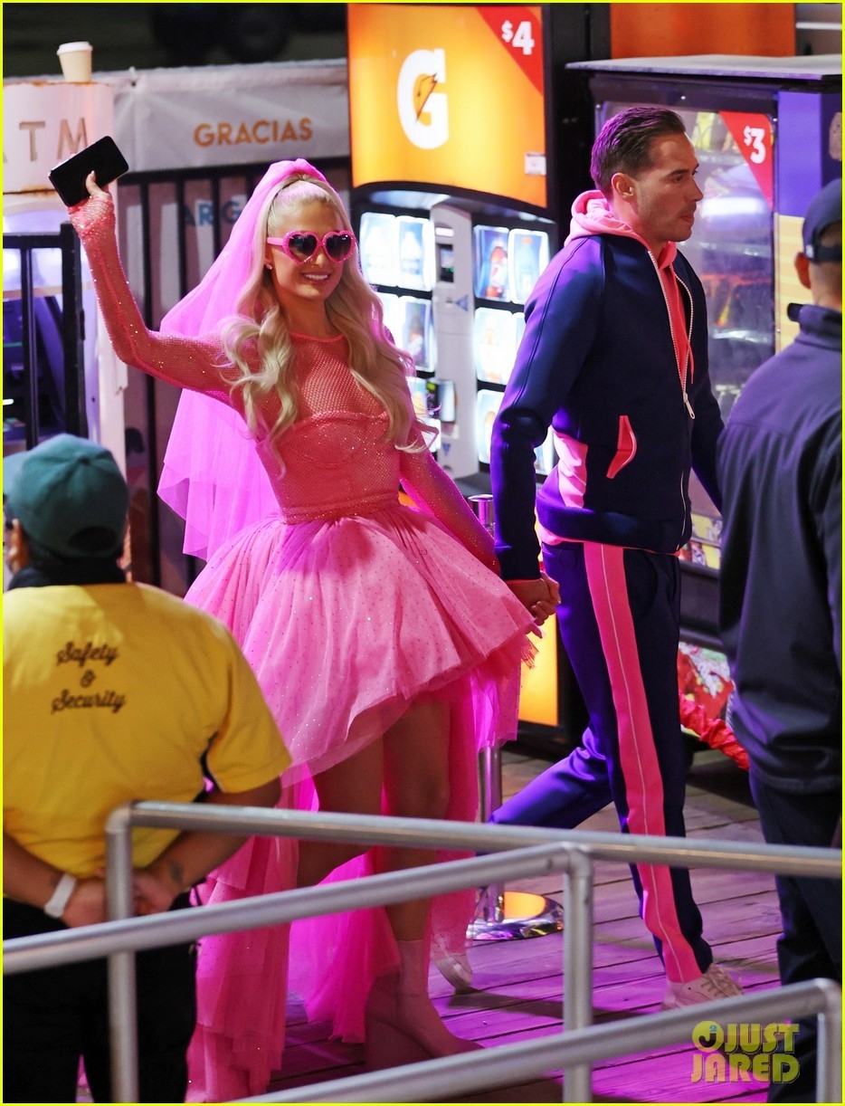 paris hilton dien vay cuoi hong ruc, to chuc tiec mung tren ben tau santa monica hinh anh 2