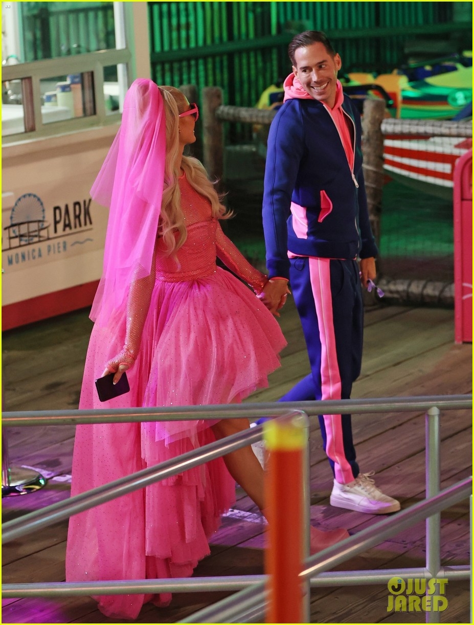 paris hilton dien vay cuoi hong ruc, to chuc tiec mung tren ben tau santa monica hinh anh 3