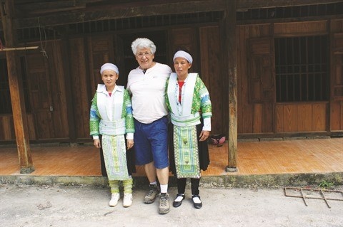 Alain Dussarps, Vice President of the France-Vietnam Friendship Association (AAFV) (centre), poses for a photo with two ethnic minority women in Cao Bang. (Photo: lecourrier.vn)
