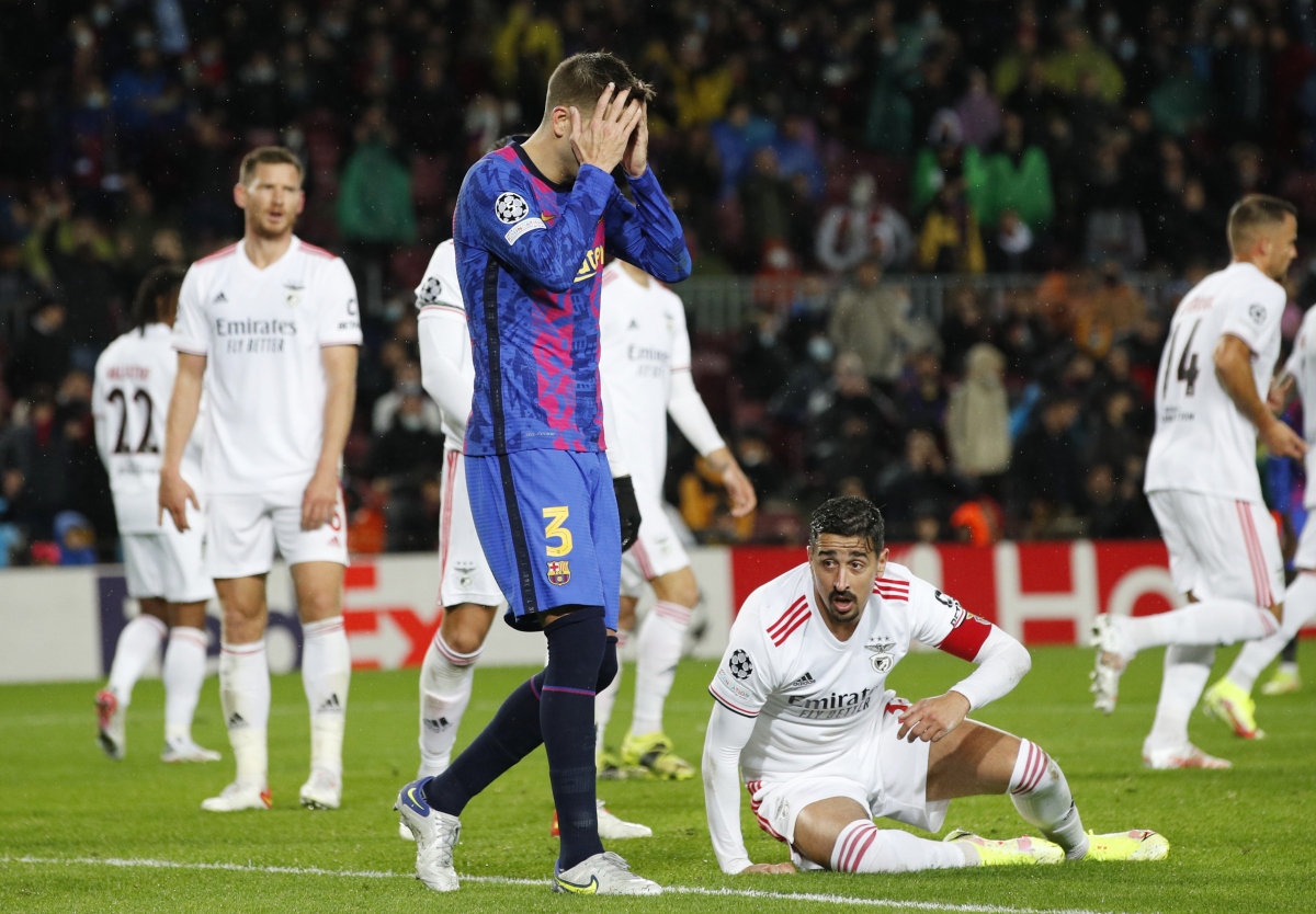 Sự tiếc nuối của Pique khi Barca bị Benfica cầm hòa. (Ảnh: Reuters). 