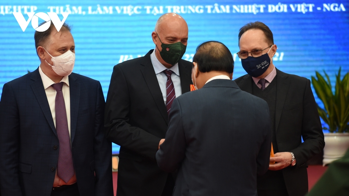 president phuc visits vietnam-russia tropical centre picture 10