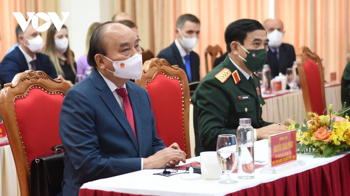 president phuc visits vietnam-russia tropical centre picture 4
