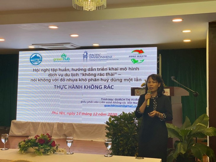 Quach Thi Xuan, VZWA coordinator, introduces the zero waster model in Phu Yen province, December, 2020. (Photo: tapchimoitruong.vn)