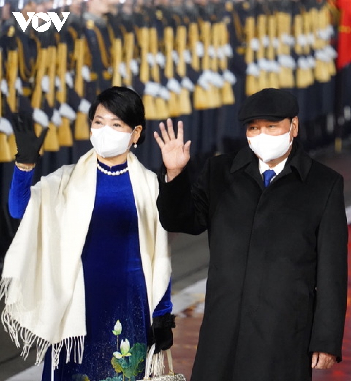 President Nguyen Xuan Phuc and his wife wave their hands at officials and staff of the Vietnamese Embassy in Russia at Vnukovo International Airport in Moscow.