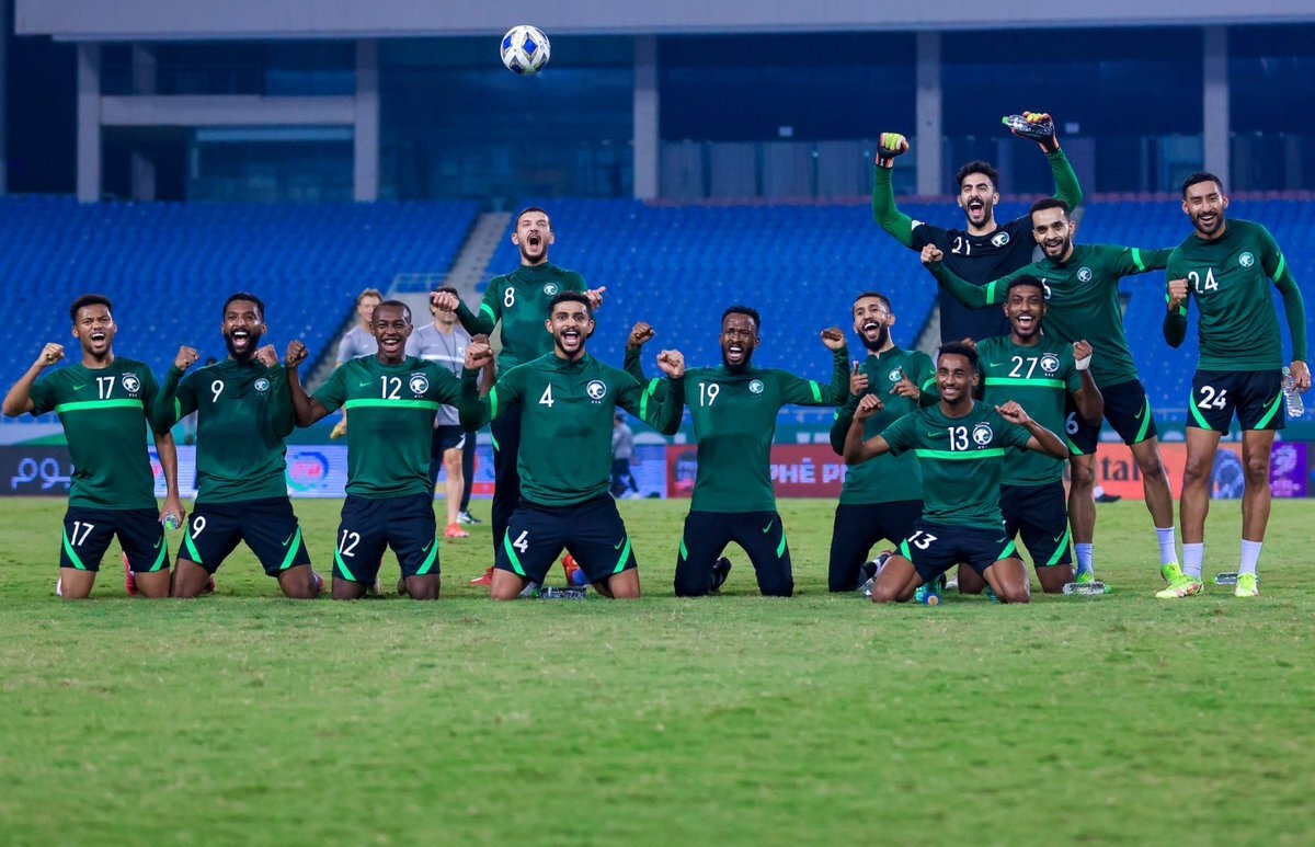 Các cầu thủ Saudi Arabia vui đùa trong buổi tập làm quen sân Mỹ Đình. (Ảnh: KSA)