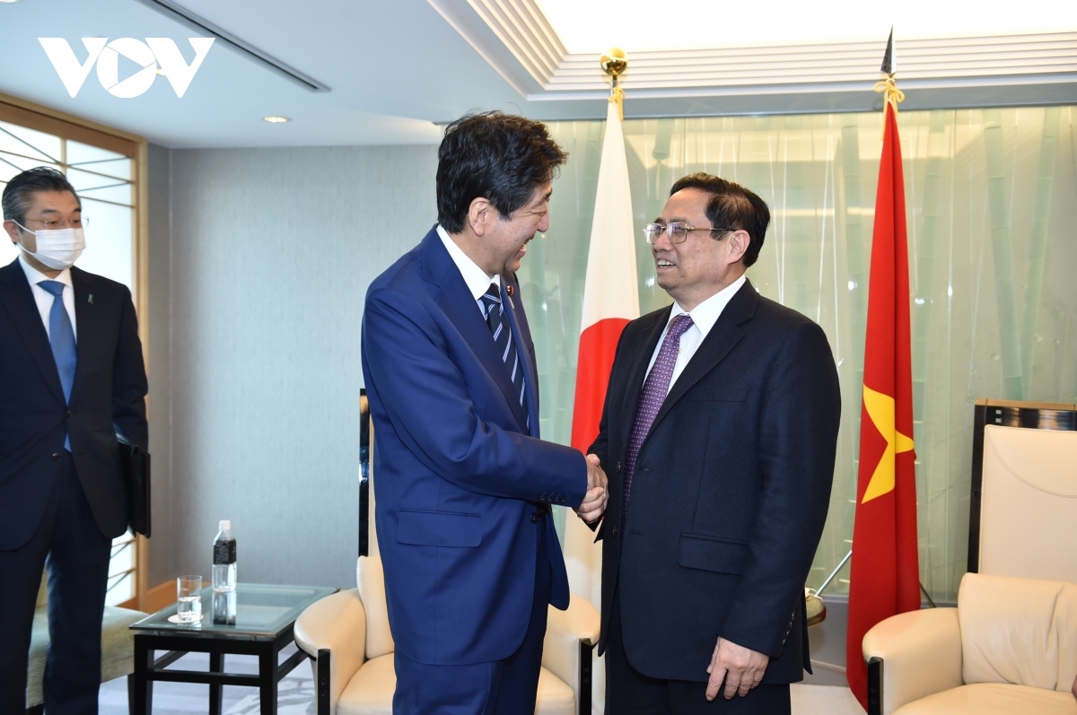 pm chinh receives former pm shinzo abe picture 1