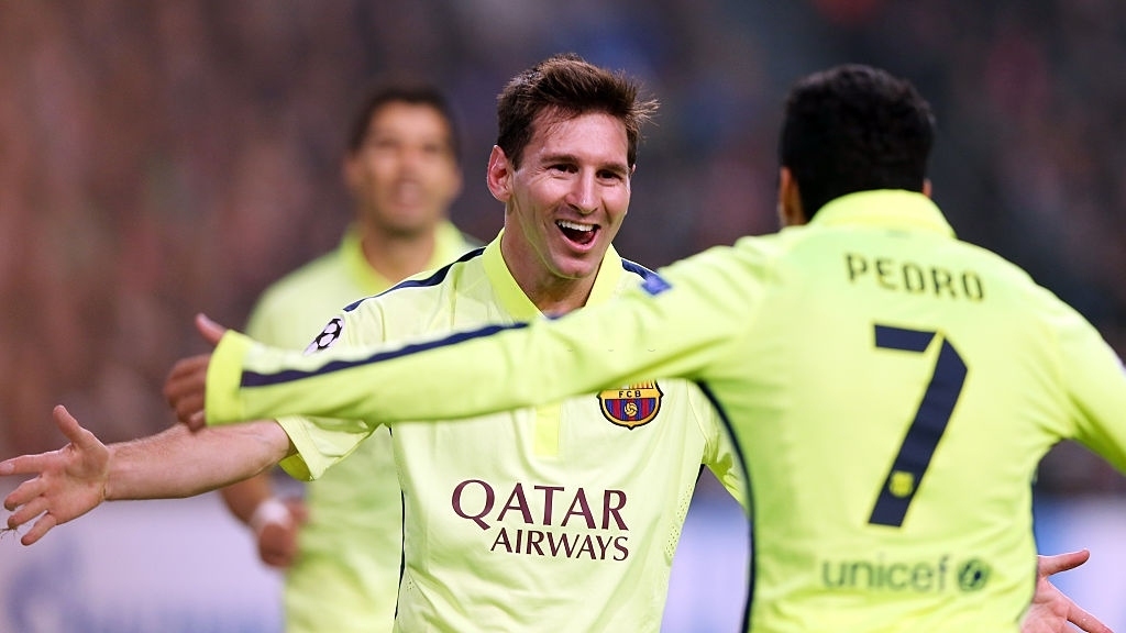 Messi ăn mừng bàn thắng cùng đồng đội Pedro ở trận đấu cách đây 7 năm. (Ảnh: Getty).