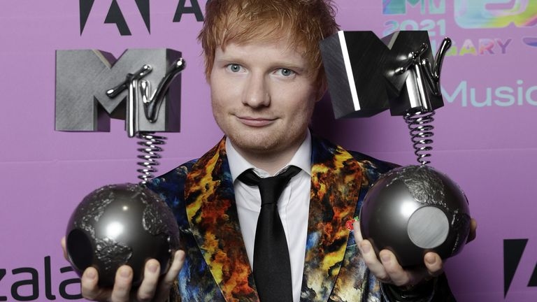 Ed Sheeran mang về 2 giải thưởng. 
