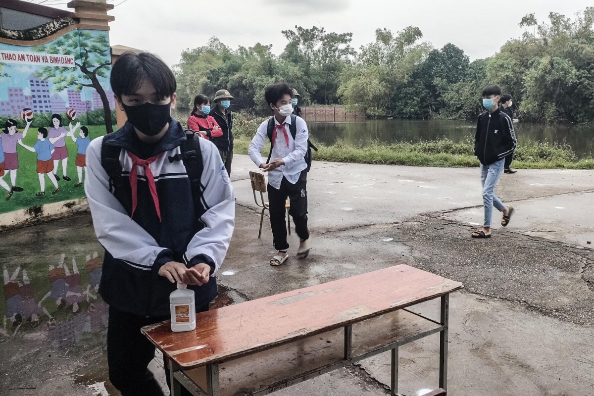 first students in hanoi head back to school following online studying picture 3