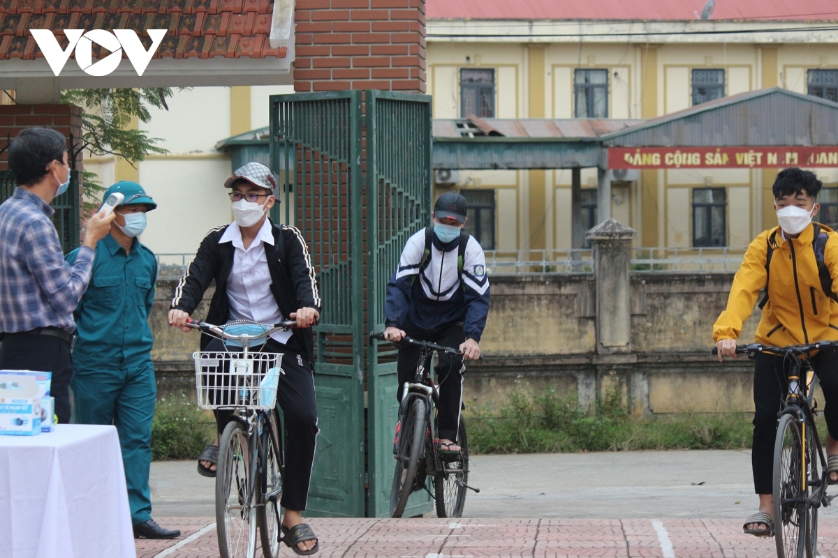 Ha Bang Secondary School in Thach That district prepares to welcome the return of sixth and ninth graders two weeks ago, although the plan changes due to the impact of the COVID-19 pandemic, with only ninth graders now allowed to return to school.