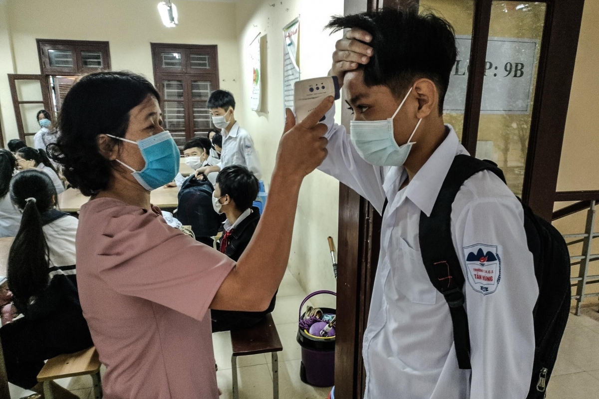 first students in hanoi head back to school following online studying picture 7
