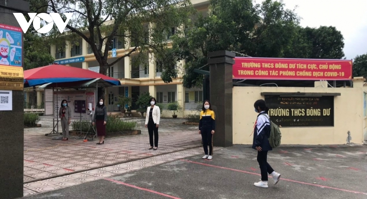 Students head back to Dong Du Secondary School in Gia Lam district from the early morning.