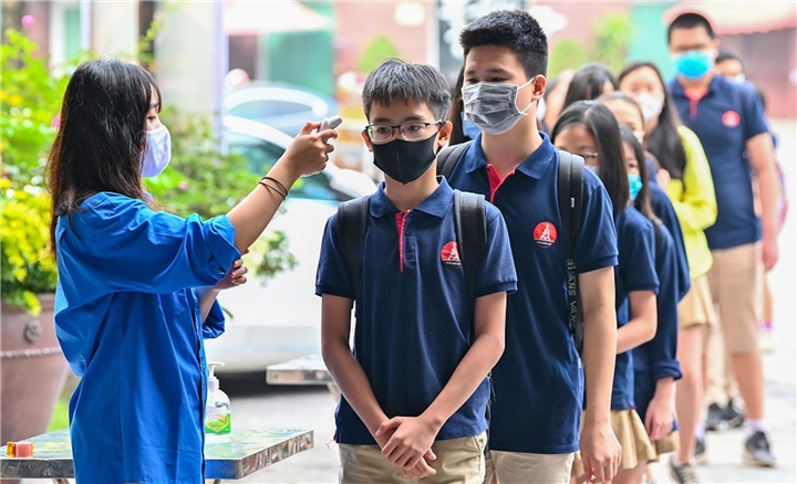 Schools in low-risk areas are allowed to receive students backs after months of closures. (Photo: zingnews.vn)