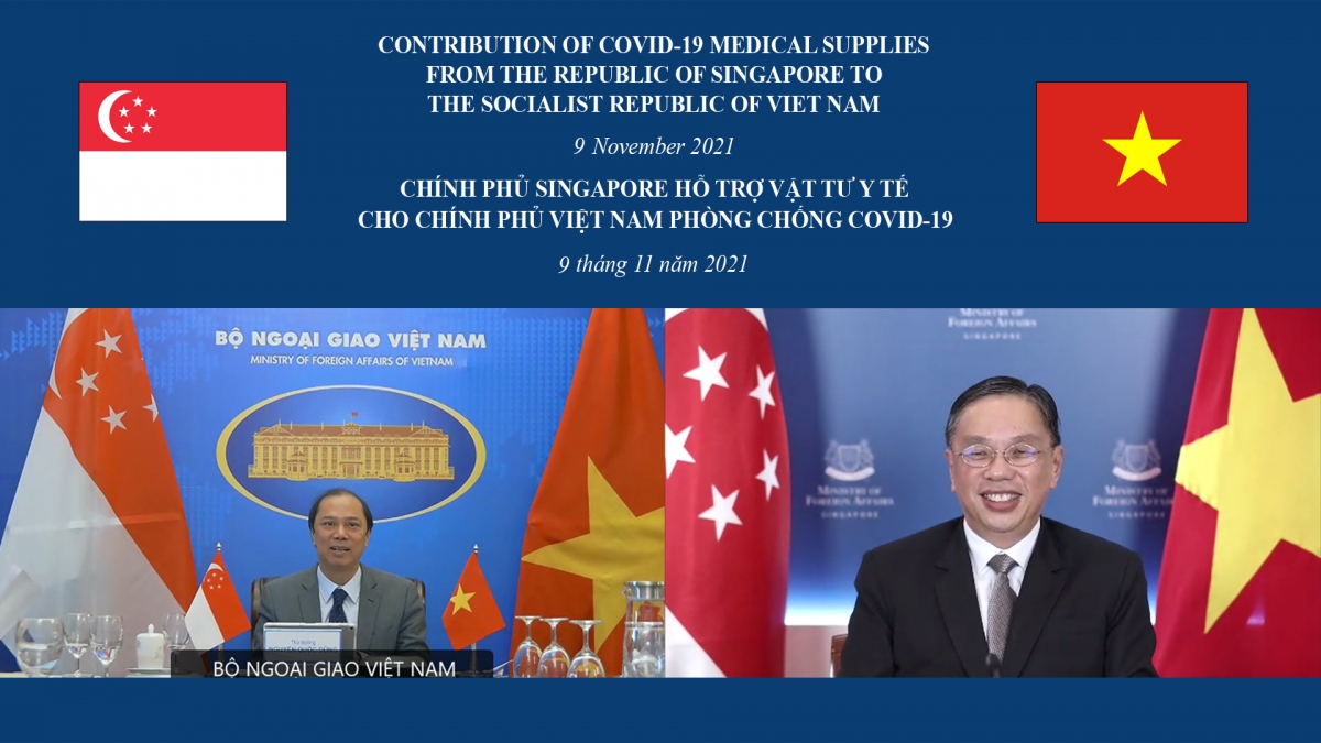 Lễ bàn giao tượng trưng một số vật tư, y tế chống Covid-19 của Chính phủ Singapore hỗ trợ Việt Nam