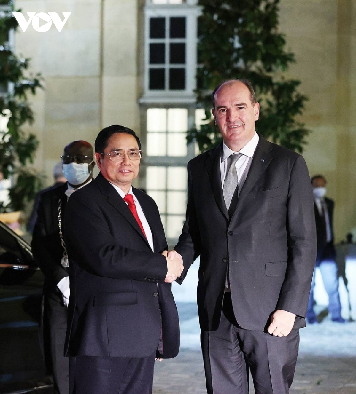 Prime Minister Pham Minh Chinh and French PM Jean Castex (R)