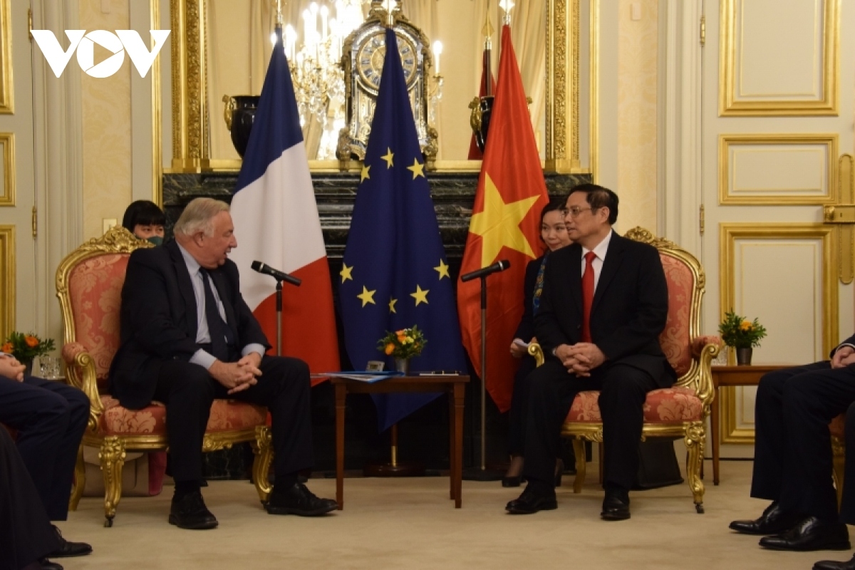 PM Chinh (R) meets with President of the French Senate Gerard Larcher.