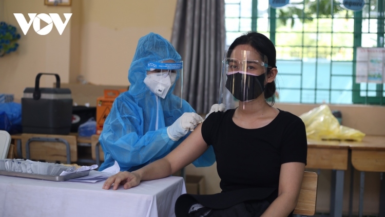 ngay 2 11, hon 2.700 benh nhan covid-19 khoi benh, tren 83 trieu lieu vaccine da duoc tiem hinh anh 1