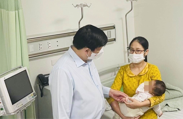 Bộ trưởng Bộ Y tế Nguyễn Thanh Long thăm, trò chuyện với gia đình cháu bé bị tiêm nhầm vaccine đang theo dõi sức khoẻ tại Bệnh viện Xanh Pôn. Ảnh: T.Q