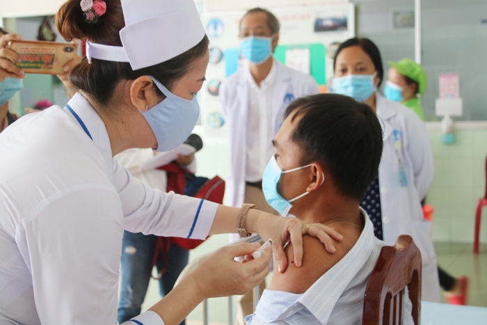 Một số người nổi hạch sau tiêm vaccine mũi 3: Có bất thường?